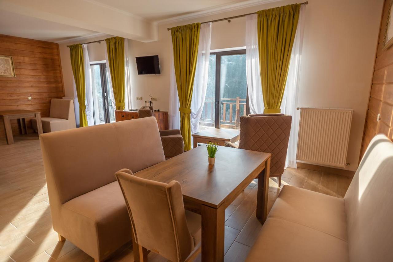 Residence Nesh Tatariv Eksteriør billede